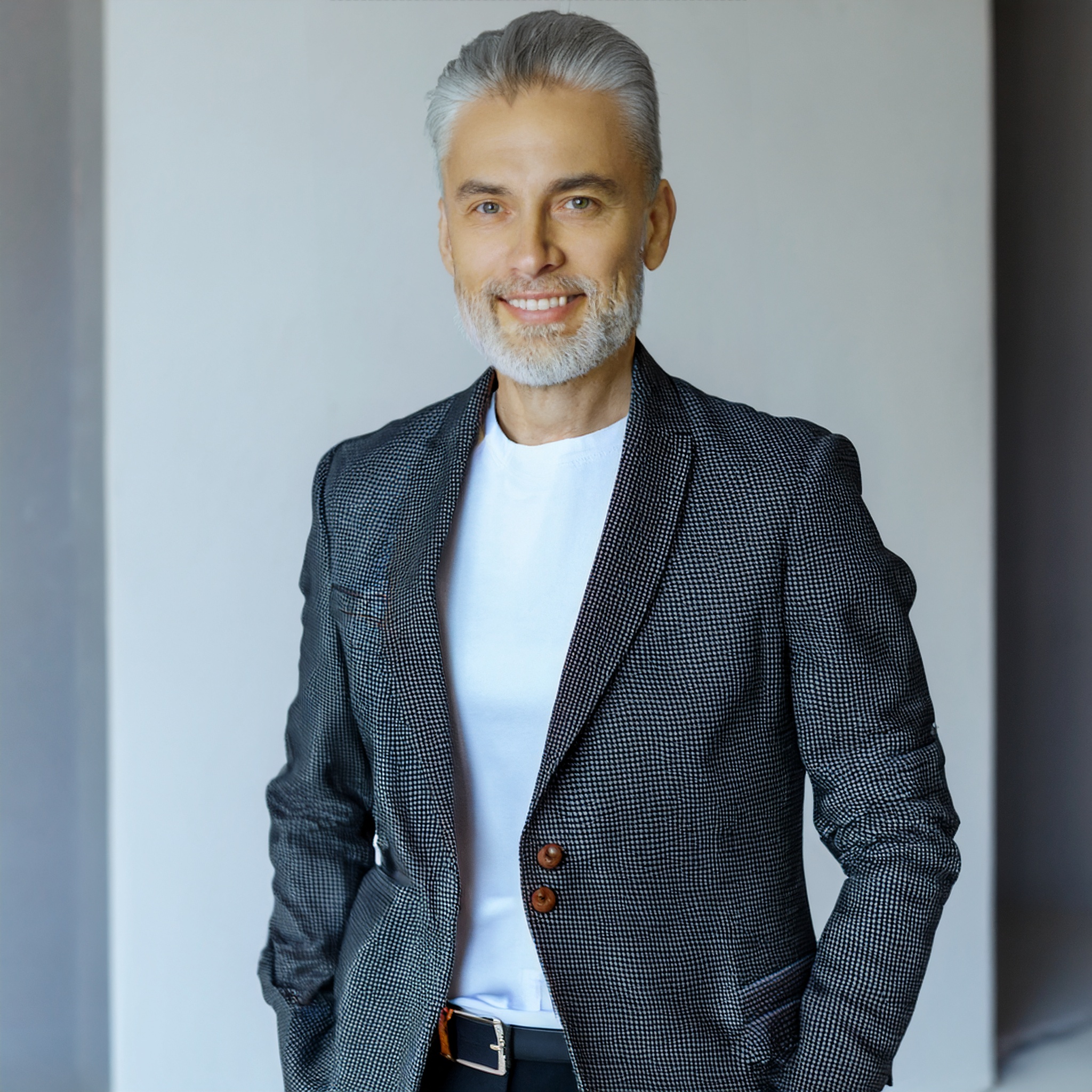 Junger Mann, selbstbewusst und modern, im Business-Outfit